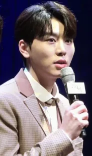 김우석